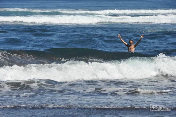 Enfrentando a água fria do Oceano Pacífico em Pichilemu, no litoral central do Chile